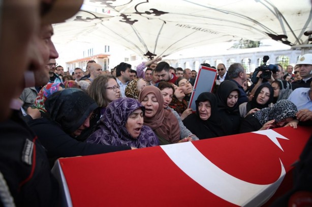 Foto - Kahraman itfaiyeciye veda 