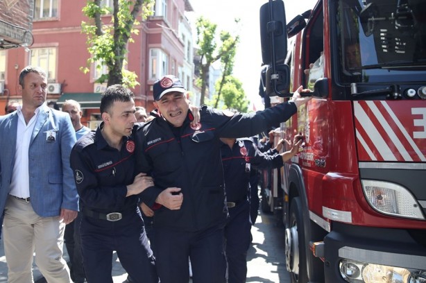 Foto - Kahraman itfaiyeciye veda 