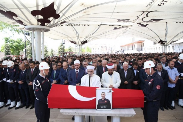 Foto - Kahraman itfaiyeciye veda 