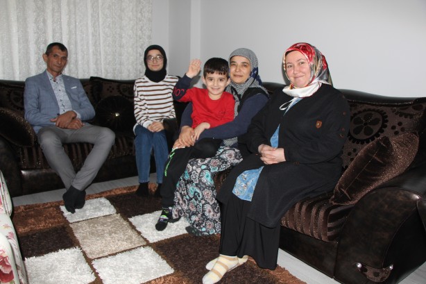 Kahraman madenciden alkışlık hareket: Yeni evinin kapısını depremzede aileye açtı