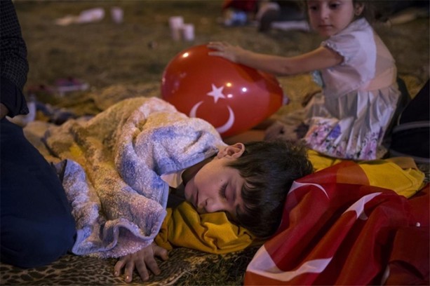 Foto - Kahraman millet demokrasi nöbetiyle sabahladı