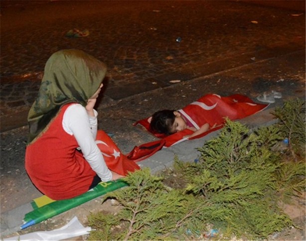 Foto - Kahraman millet demokrasi nöbetiyle sabahladı