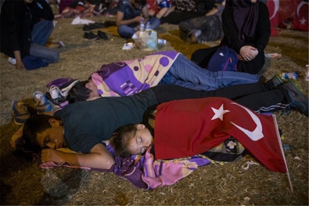 Foto - Kahraman millet demokrasi nöbetiyle sabahladı
