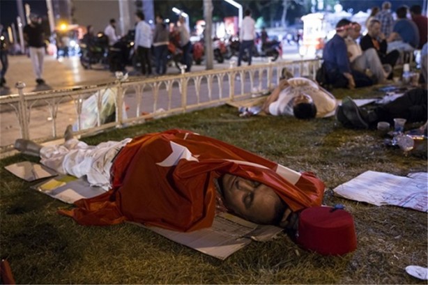 Foto - Kahraman millet demokrasi nöbetiyle sabahladı