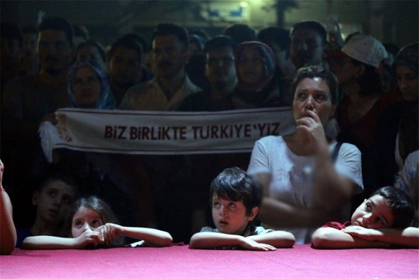 Kahraman millet demokrasi nöbetiyle sabahladı