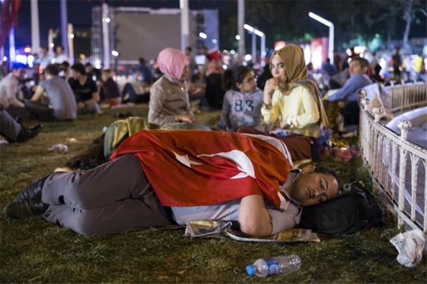 Foto - Kahraman millet demokrasi nöbetiyle sabahladı