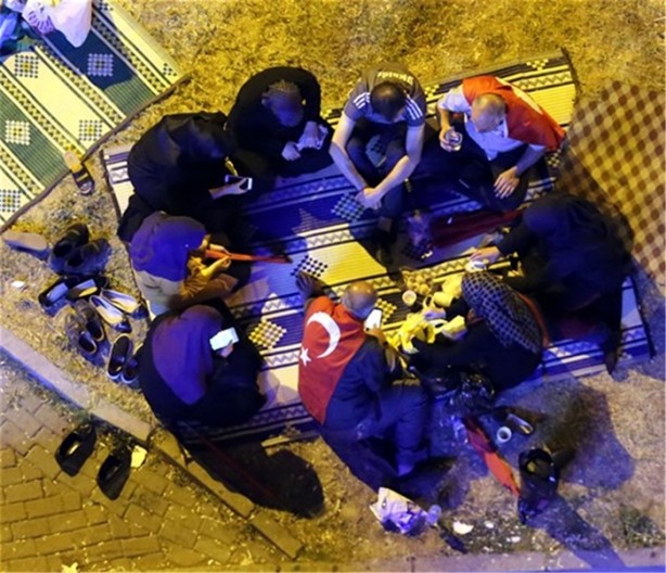 Foto - Kahraman millet demokrasi nöbetiyle sabahladı