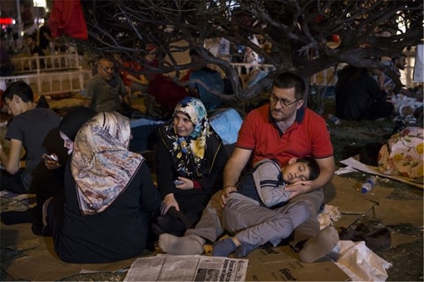 Foto - Kahraman millet demokrasi nöbetiyle sabahladı
