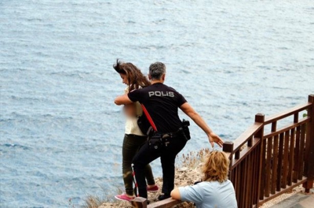 Foto - Kahraman polis intihardan kurtardı