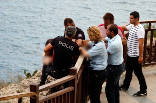 Foto - Kahraman polis intihardan kurtardı