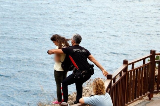 Foto - Kahraman polis intihardan kurtardı