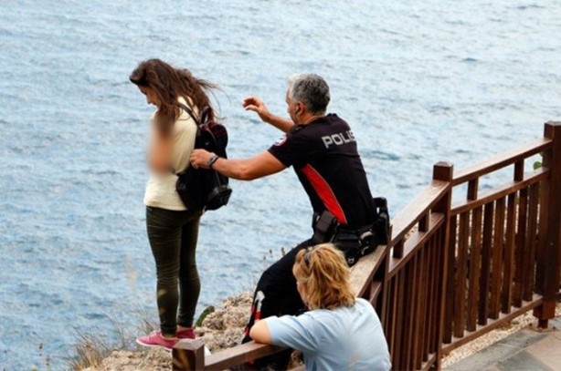 Foto - Kahraman polis intihardan kurtardı