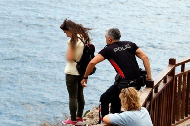 Foto - Kahraman polis intihardan kurtardı
