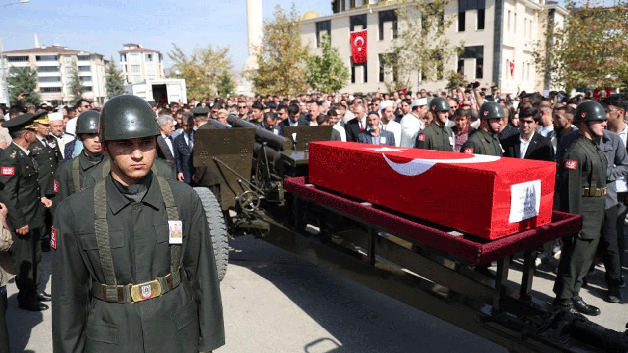 Foto - Kahraman şehidimiz son yolculuğuna uğurlandı