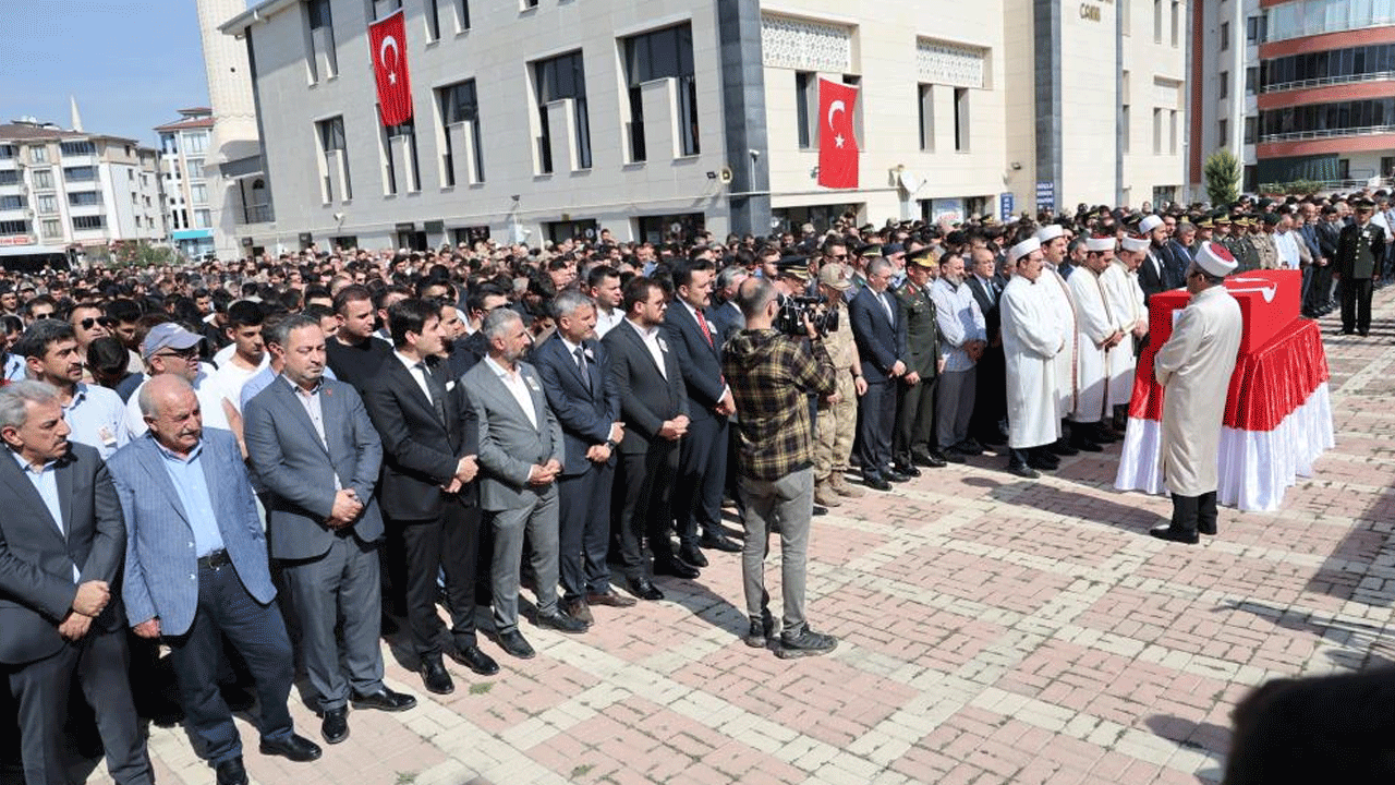 Foto - Kahraman şehidimiz son yolculuğuna uğurlandı