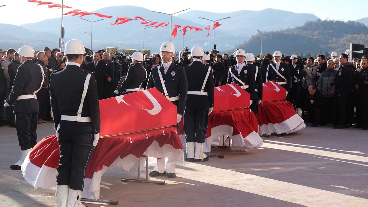 Kahraman şehitlerimiz için Yalova'da tören