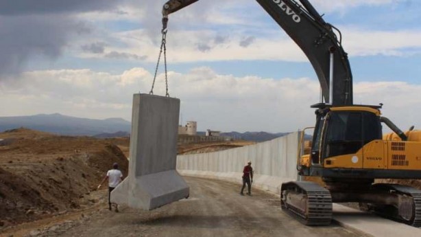 Foto - Kahramanlar gece gündüz sınırı koruyor