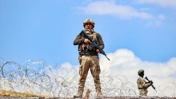 Foto - Kahramanlar gece gündüz sınırı koruyor