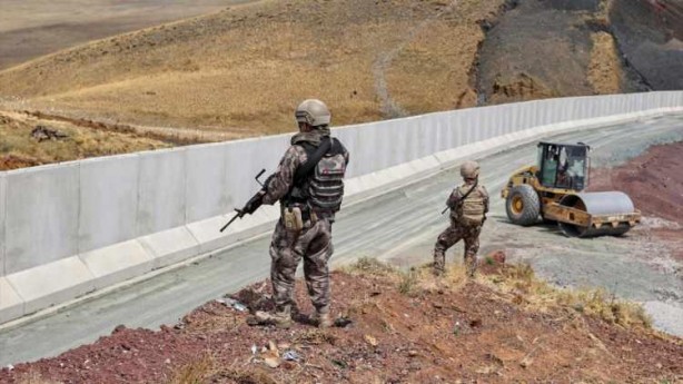 Foto - Kahramanlar gece gündüz sınırı koruyor
