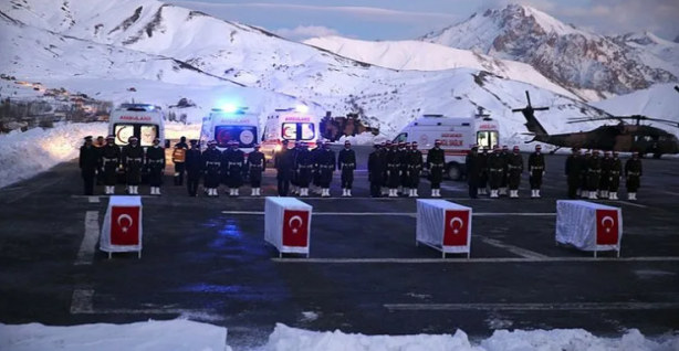 Kahramanlarımızı uğurladık! Irak'ın kuzeyinde şehit olan 6 asker için Hakkari'de tören
