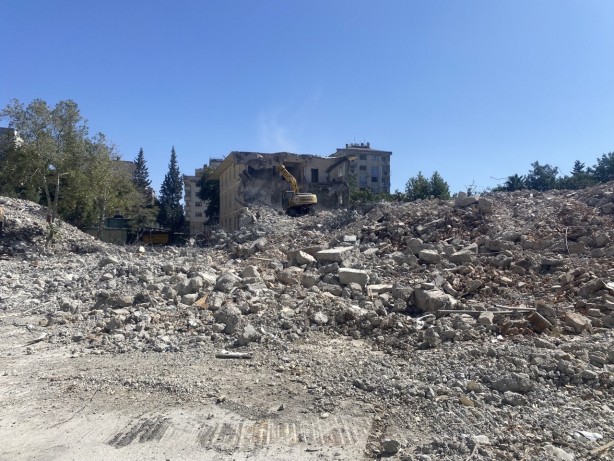 Foto - Kahramanmaraş depreminde ağır hasar alan 66 yıllık valilik binasının yıkımı başladı!
