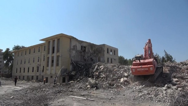 Foto - Kahramanmaraş depreminde ağır hasar alan 66 yıllık valilik binasının yıkımı başladı!