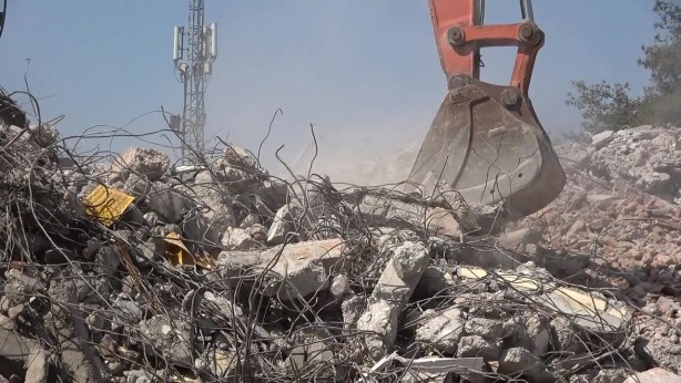 Kahramanmaraş depreminde ağır hasar alan 66 yıllık valilik binasının yıkımı başladı!