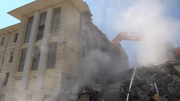 Foto - Kahramanmaraş depreminde ağır hasar alan 66 yıllık valilik binasının yıkımı başladı!