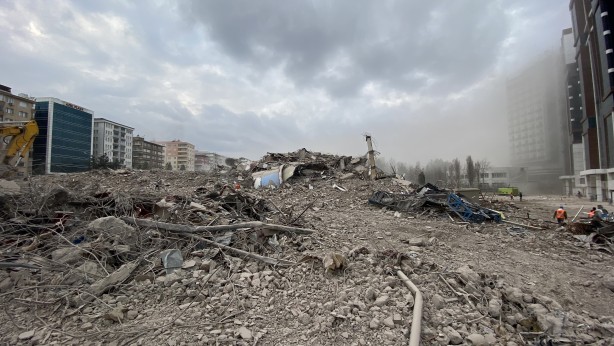 Foto - Kahramanmaraş depremlerinde 89 kişiye mezar olmuştu! Tek dokunuşta yıkıldı
