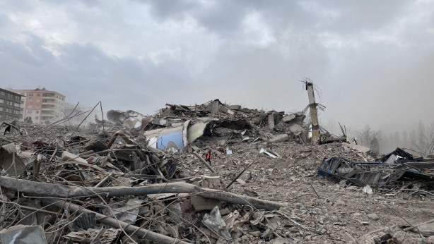 Foto - Kahramanmaraş depremlerinde 89 kişiye mezar olmuştu! Tek dokunuşta yıkıldı