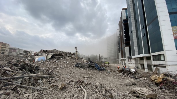 Foto - Kahramanmaraş depremlerinde 89 kişiye mezar olmuştu! Tek dokunuşta yıkıldı