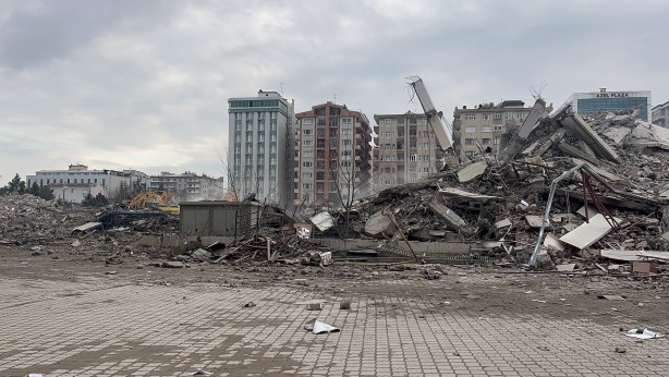 Foto - Kahramanmaraş depremlerinde 89 kişiye mezar olmuştu! Tek dokunuşta yıkıldı