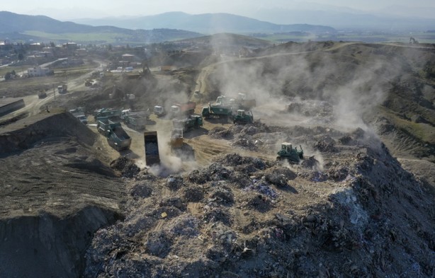 Foto - Kahramanmaraş'ta depremde yıkılan binalarda enkaz kaldırma çalışmaları devam ediyor