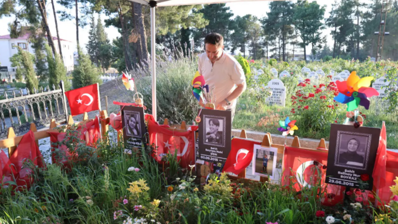 Kahramanmaraş'ta hüzünlü babalar günü! Evlatlarının kabirlerini ziyaret ettiler!