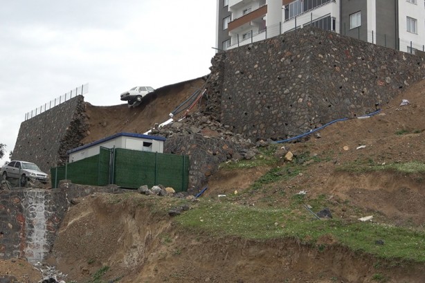Foto - Kahramanmaraş'ta istinat duvarı çöktü, araçlar hurdaya döndü