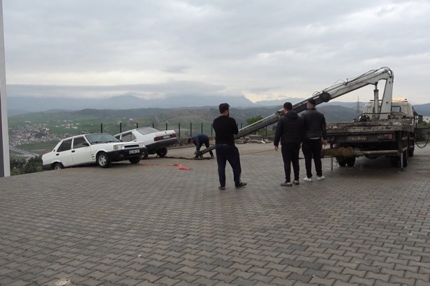 Foto - Kahramanmaraş'ta istinat duvarı çöktü, araçlar hurdaya döndü