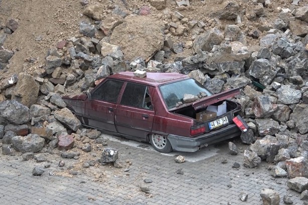 Foto - Kahramanmaraş'ta istinat duvarı çöktü, araçlar hurdaya döndü
