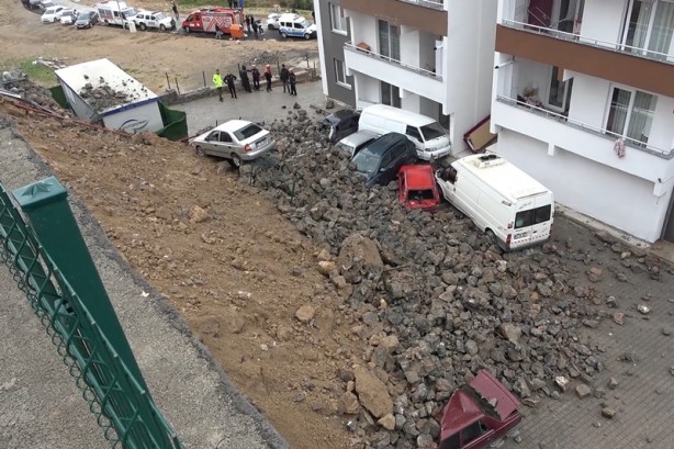 Kahramanmaraş'ta istinat duvarı çöktü, araçlar hurdaya döndü