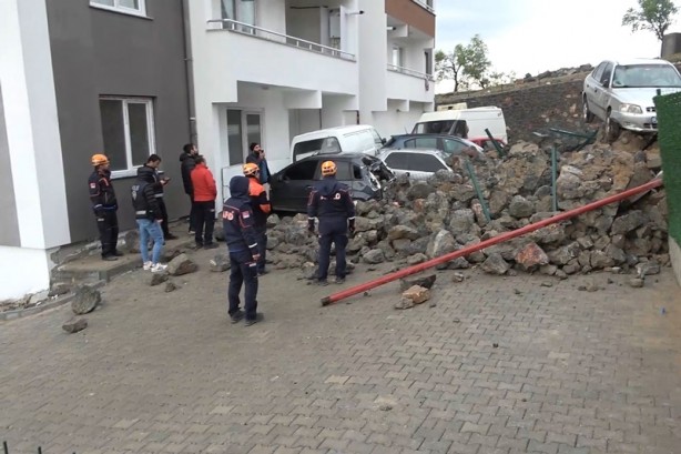 Foto - Kahramanmaraş'ta istinat duvarı çöktü, araçlar hurdaya döndü