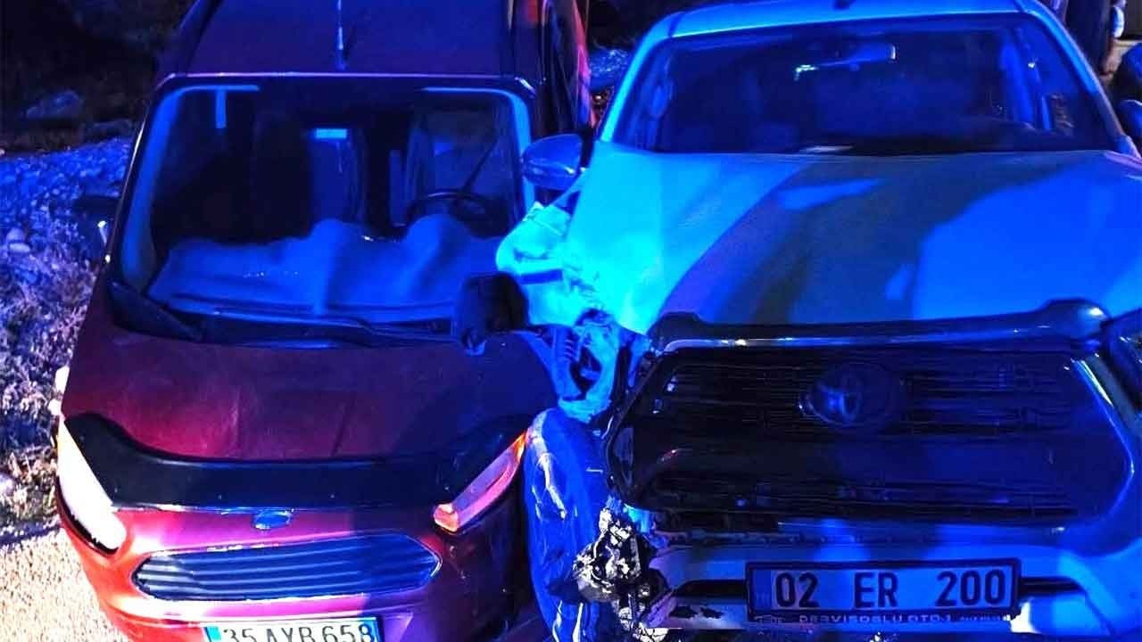 Kahta-Siverek yolunda feci kaza! İki araç kafa kafaya çarpıştı: 4'ü çocuk 8 kişi yaralandı
