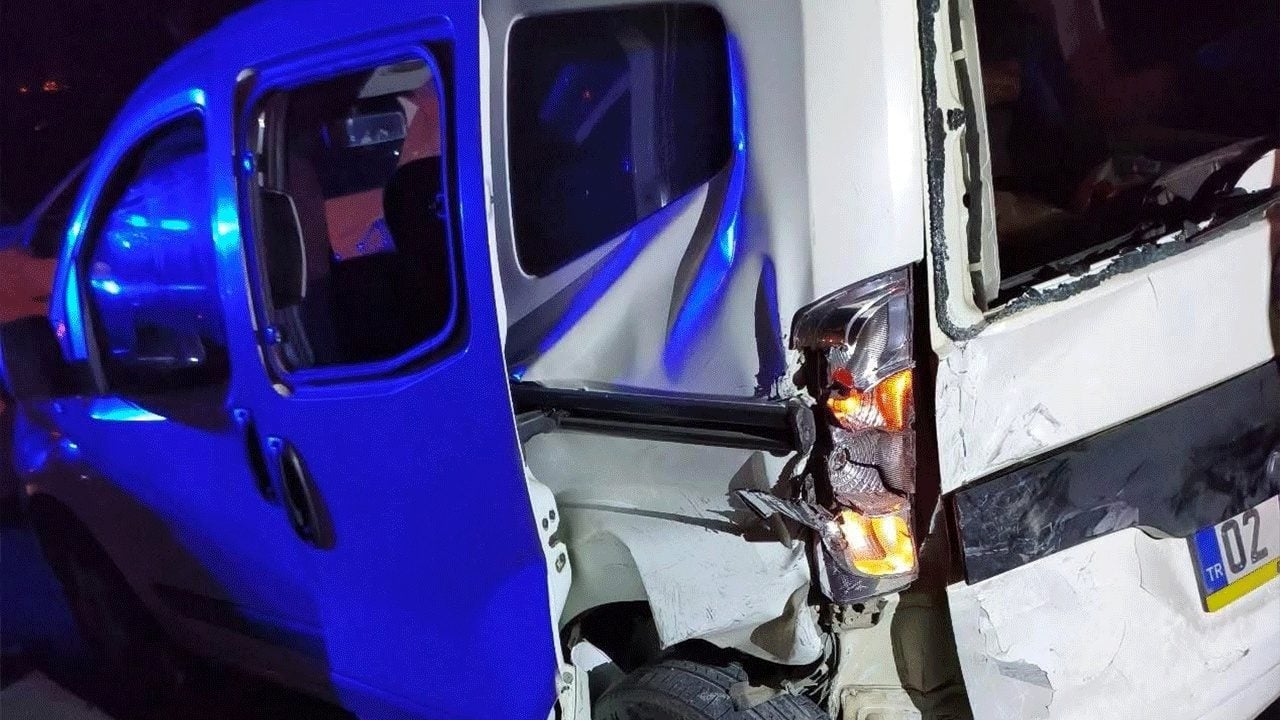 Foto - Kahta-Siverek yolunda feci kaza! İki araç kafa kafaya çarpıştı: 4'ü çocuk 8 kişi yaralandı