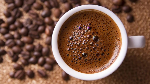Foto - Kahveyi bugüne kadar meğer hep yanlış yapıyormuşuz! Soğuk su yerine bunu koyun, köpüğe peçete yetişmeyecek! Olacak iş değil