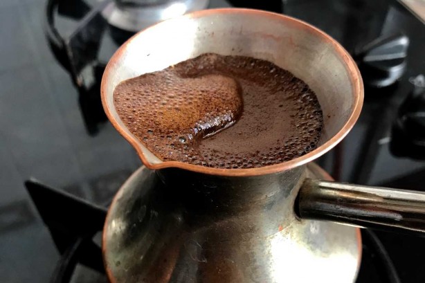 Foto - Kahveyi bugüne kadar meğer hep yanlış yapıyormuşuz! Soğuk su yerine bunu koyun, köpüğe peçete yetişmeyecek! Olacak iş değil