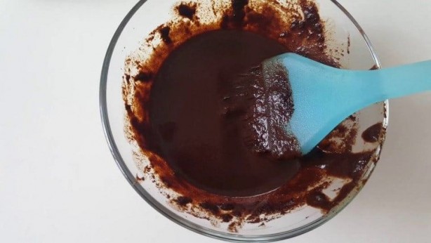 Kahveyi su ile karıştırıp saçınıza sürün: Evde yapılabilen pratik, meğerse en doğal yöntemi bu! Hemen alıp deneyin