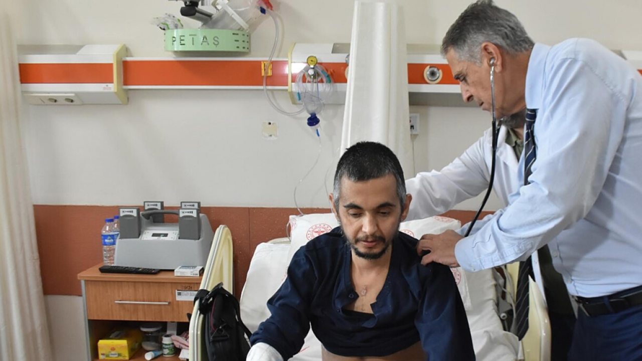 Kalbi durma noktasına gelmişti! Çift taraflı yapay kalp ameliyatı Mustafa’ya nefes oldu: Organ nakli bekliyor
