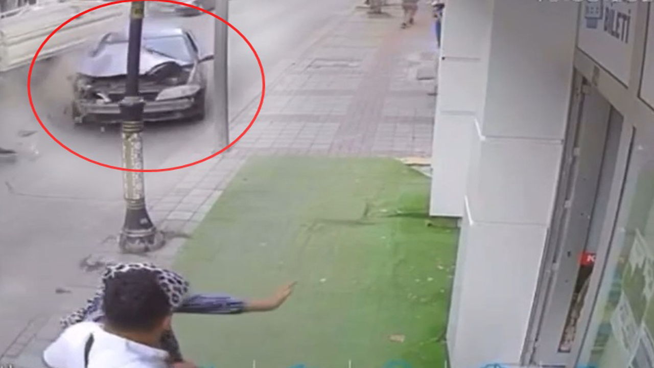 Kaldırımda can pazarı: Ehliyetsiz ve alkollü sürücü yayaların ortasına daldı