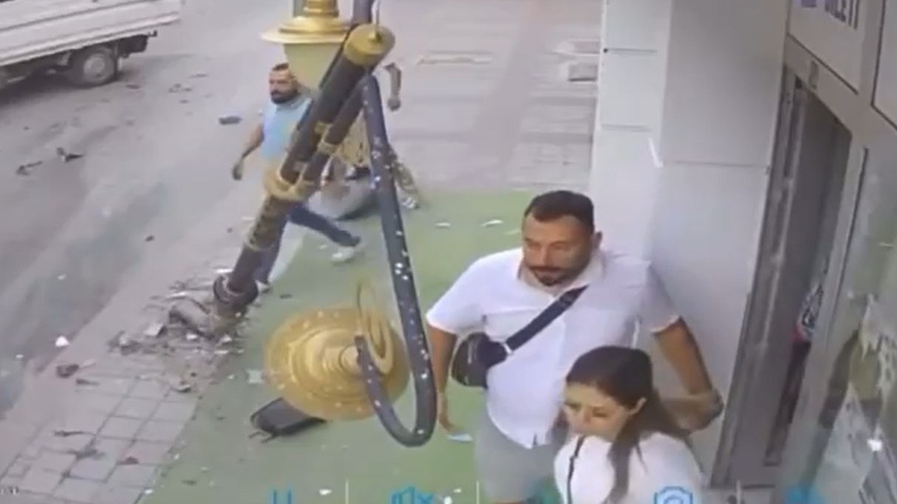 Foto - Kaldırımda can pazarı: Ehliyetsiz ve alkollü sürücü yayaların ortasına daldı