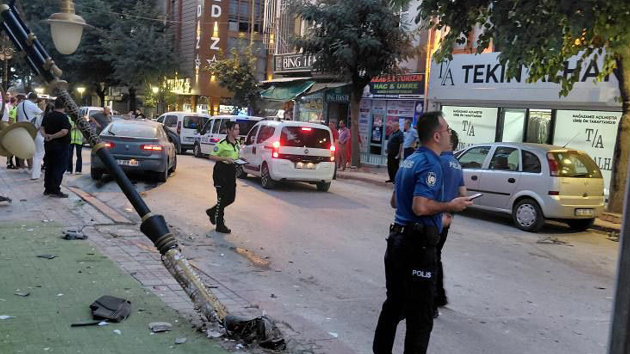 Foto - Kaldırımda can pazarı: Ehliyetsiz ve alkollü sürücü yayaların ortasına daldı