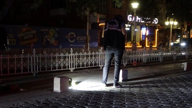 Kaldırımda yürürken topuğundan vuruldu