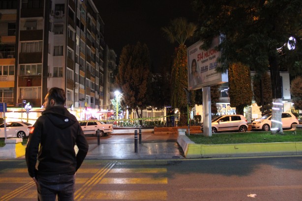Foto - Kaldırımdaki çanta polisleri alarma geçirdi! Bölge trafiğe kapatıldı
